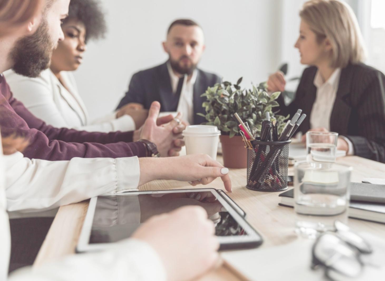 Tim riset menganalisis tren pasar saham secara kolaboratif