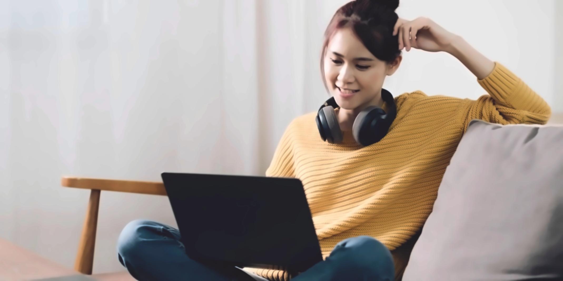 Profesional menganalisis data investasi di layar komputer