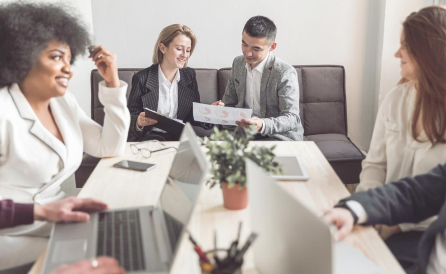 Peserta program sedang mengerjakan analisis investasi dengan bimbingan instruktur