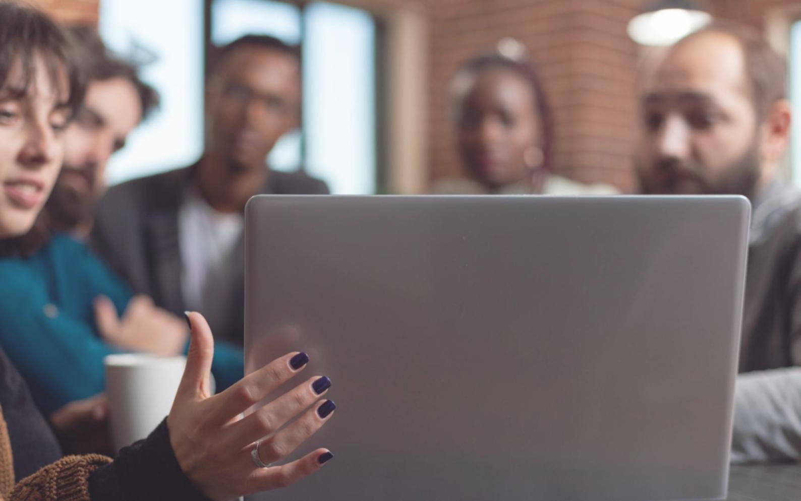 Sesi webinar investasi interaktif dengan pembahasan strategi riset pasar