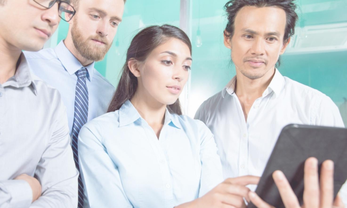 Presentasi strategi investasi dengan visualisasi data komprehensif