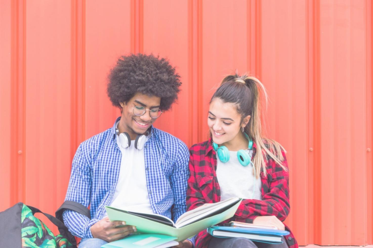 Suasana diskusi interaktif dalam webinar investasi dengan berbagi pengalaman riset